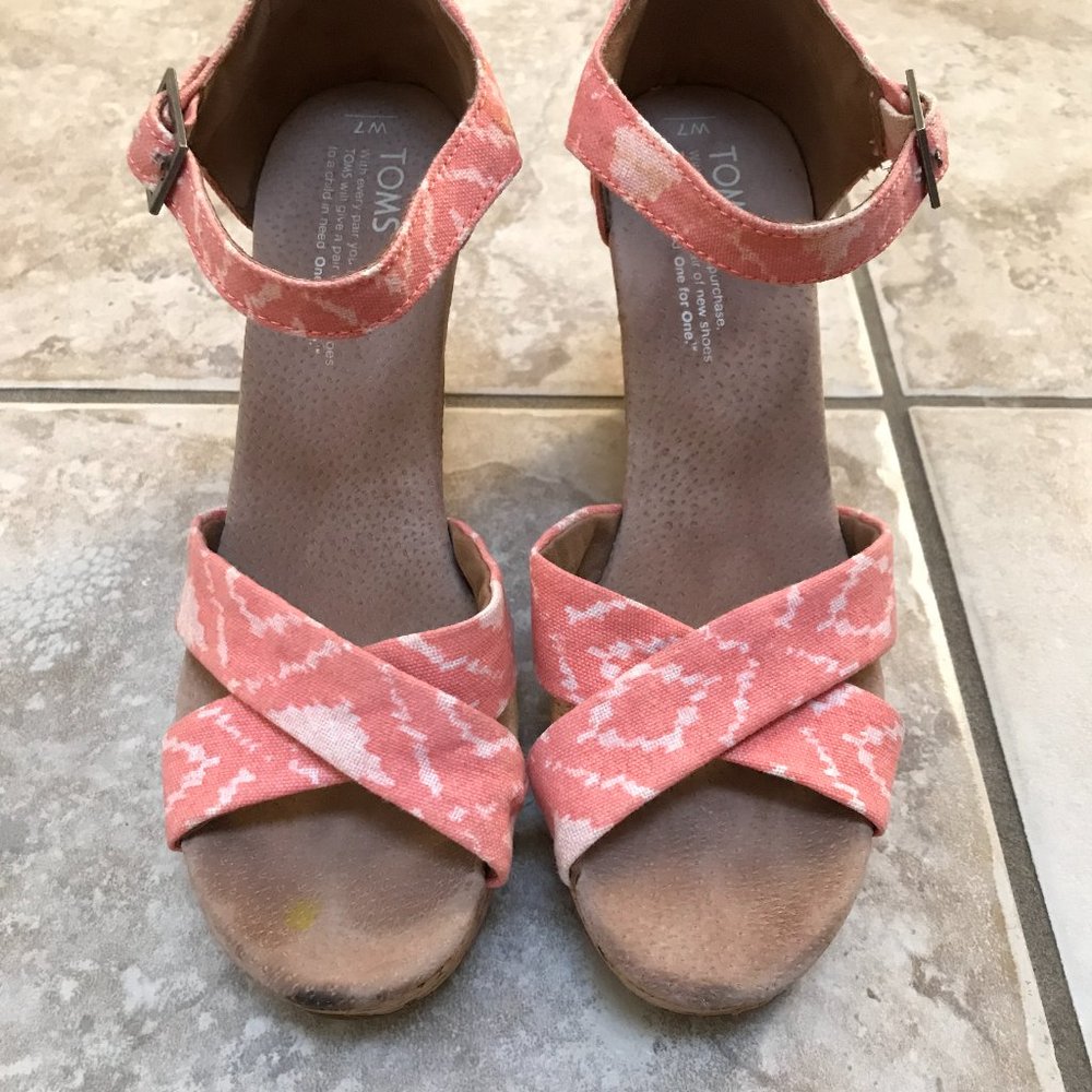 TOMS Strappy Coral Ikat wedges size 7